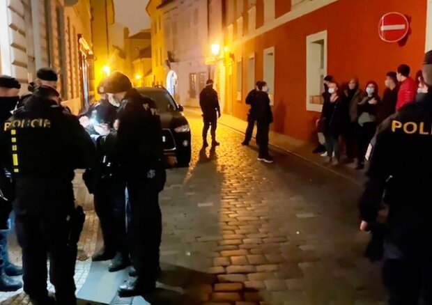 V Praze policie rozháněla nelegální párty, účastnilo se jí přes sto lidí