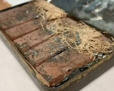 „Žádná doba trvanlivosti“: Vědci našli v osobních věcech slavného spisovatele 120 let starou krabičku na čokoládu a sladkosti jsou stále jedlé