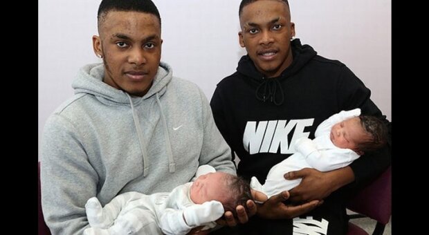 Jaká náhoda: dvojčata z Británie se stala otci ve stejný den
