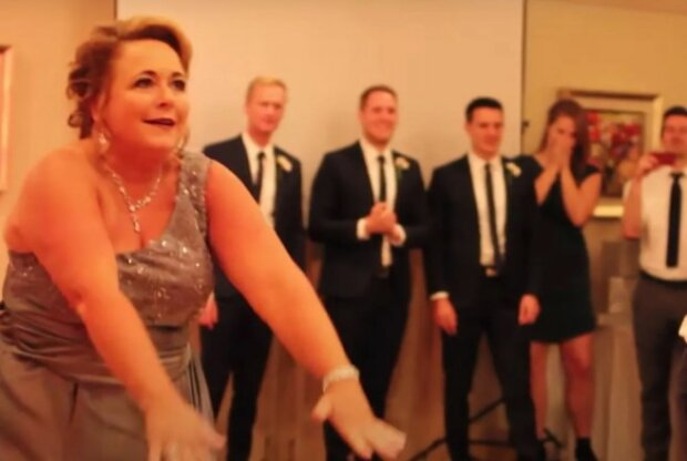 Na svatbě matka se synem zatančili ne roztomilý pomalý tanec: co způsobilo, že všichni hosté pískali a křičeli výkřiky