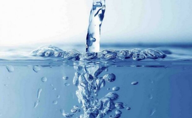 Osm příznaků toho, že nepijete dostatečné množství vody. "Hydratuje tělo pouze ve své čisté formě."