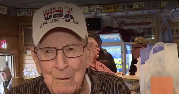 "Nebojte se dožít takových let": 105letý muž označil oblíbený horký nápoj za příčinu své dlouhověkosti