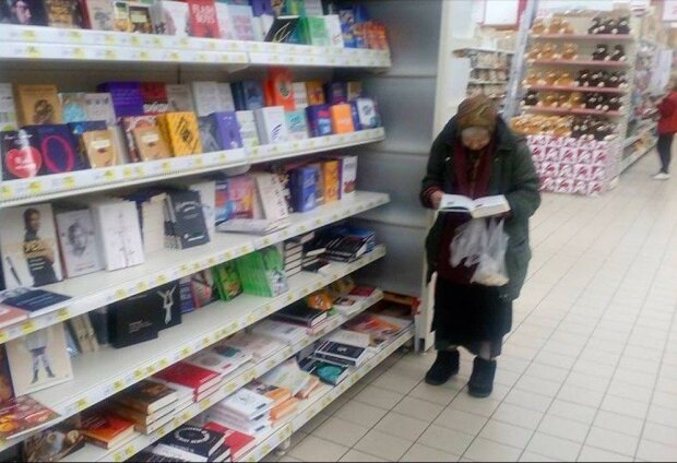 Stařenka již patnáct let chodí do supermarketu číst knihy. Nakonec si jí management všiml a rozhodl se ji neobyčejně, avšak příjemně překvapit