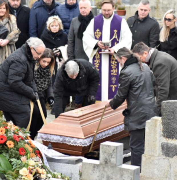 Poslední rozloučení se zpěvačkou Naďou Urbánkovou. Foto: snímek obrazovky extra.cz