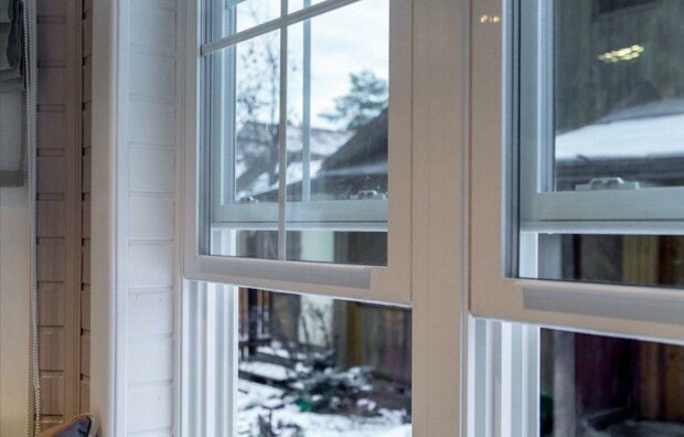 Proč v USA používají divná okna s okenicemi, které se otevírají směrem nahoru, a jaké mají výhody