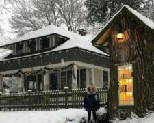 Američanka udělala ze 110 let stařého pařezu útulnou veřejnou knihovnu. Vypadá jako domeček z pohádky, který obývají víly