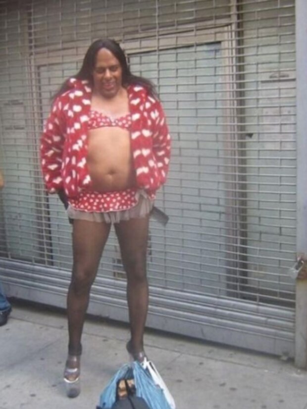 Lidé v podivném oblečení. Foto: snímek obrazovky clutch