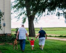 Úřady odebraly Britské rodině dítě, protože "rodiče jsou příliš staří"