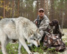 "Nová matka": muž zachránil vlčí mládě a po letech vlk mu pomohl