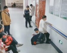 Manžel se pro svou ženu stal „židlí“, aby si mohla alespoň trochu odpočinout