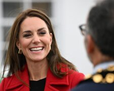 V barvě vůdce: Kate Middletonová v šarlatovém kabátě a kabelce à la Alžběta II. na setkání se svými poddanými ve Walesu