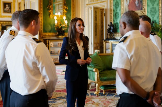 V body a kalhotovém kostýmu: stylová princezna Kate se setkala s námořníky