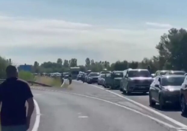 Kilometrové fronty na chorvatských hranicích. Foto: snímek obrazovky YouTube