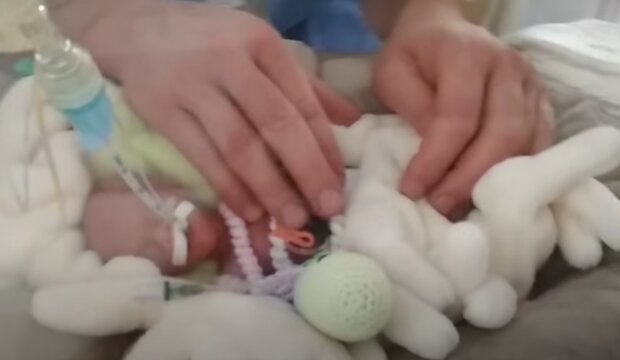Předčasné narozené dítě. Foto: snímek obrazovky YouTube