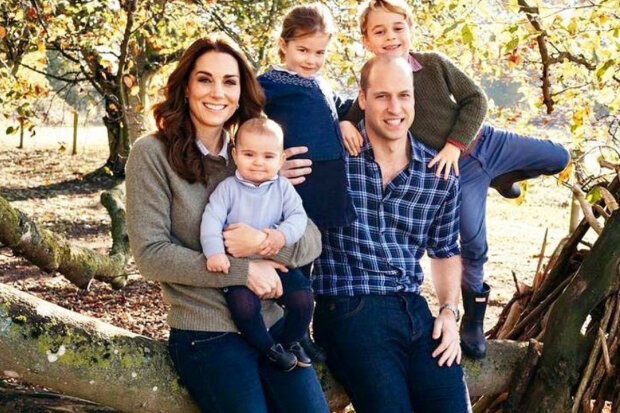 Vzácné foto: Kate Middletonová ve slaměném klobouku s princem Williamem a dětmi odletěla na dovolenou