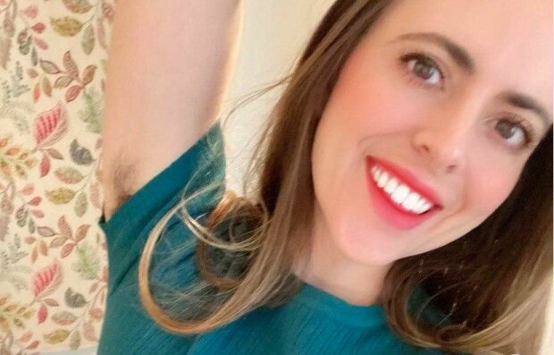 Žena, která seděla doma v izolaci, se přestala holit a stala se hvězdou sociálních sítí