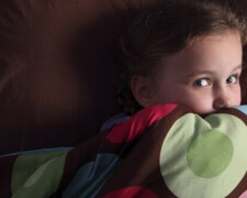 Dívka se bála a odmítla spát ve svém pokoji: rodiče nevěřili dítěti, ale rozhodli se zkontrolovat