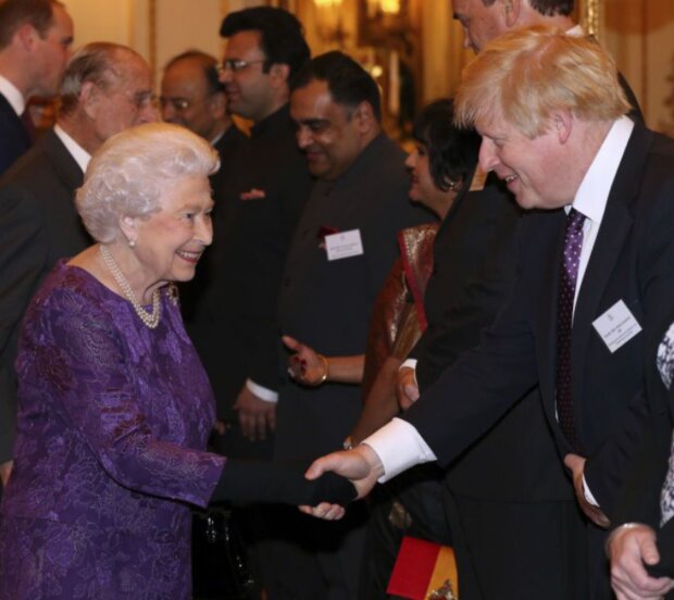 Boris Johnson a královna. Foto: snímek obrazovky tsn