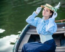 Mila se každý den obléká do oblečení z 19. století. Její oblečení přitahuje pozornost kolemjdoucích na ulici.