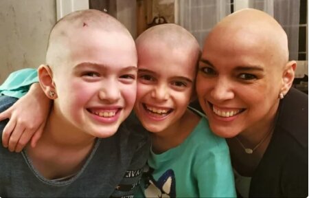 Statečné dívky si oholily hlavy, aby podpořily svou matku