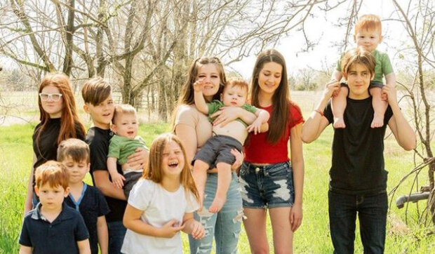 "Přestaň": žena za 16 let porodila 12 dětí a s followery sdílela zprávu o narození nejmladší dcery. Proč se lidé neradují s novopečenou maminkou