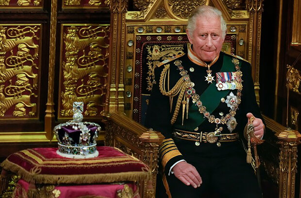 Velká Británie zamrzla: Alžběta II. dává královské pravomoci princi Charlesovi