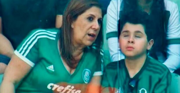 Maminka přivedla nevidomého syna na stadion - a celý zápas vysvětlovala, co se na hřišti děje