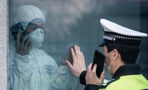 "Doufám, že to všem dodá sílu a pozitivní emoce": čínský policista a jeho manželka spolu komunikují přes sklo karanténního oddělení