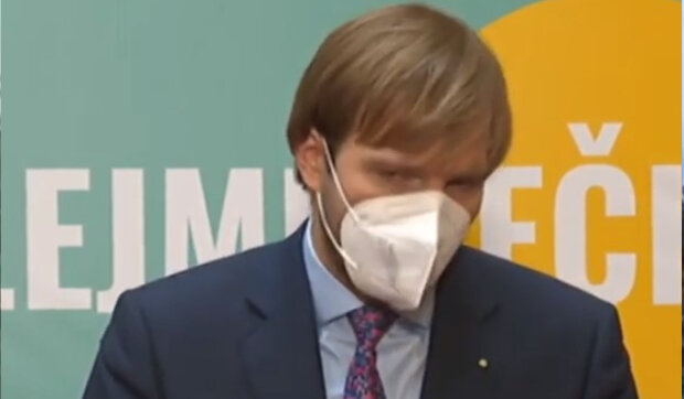 "Je třeba potvrzení od lékaře": Ministr zdravotnictví Adam Vojtěch řekl, za jakých podmínek lidé nebudou muset nosit respirátory