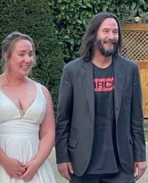 Keanu Reeves a novomanželé. Foto: snímek obrazovky lemurov