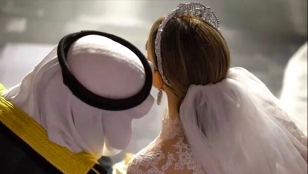 "Arabští šejkové si jen zřídka něco odříkají." Vnučka korunního prince Kuvajtu se vzala a zveřejnila neobvyklé svatební fotografie