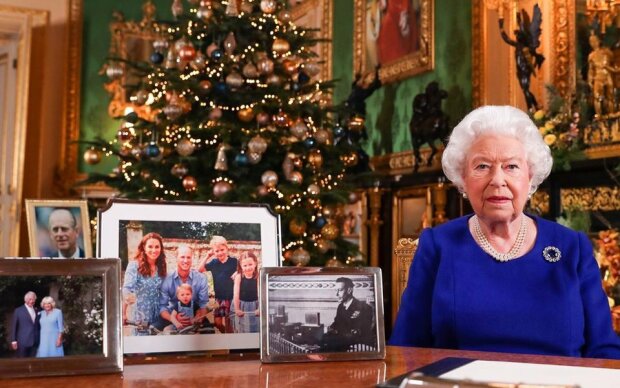 Neshoda v královské rodině: Alžběta II odstranila ze stolu obrázek prince Harryho a Meghan Marklové před zaznamenáním každoročního vánočního poselství