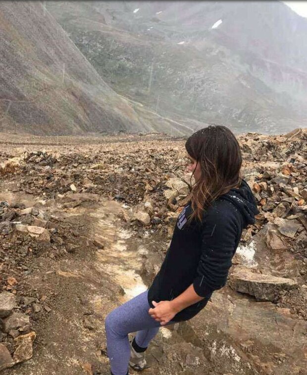 "Díky za odvahu": dívka se dozvěděla, že v horách lidé slyšeli vytí psa a vyrazili ji hledat