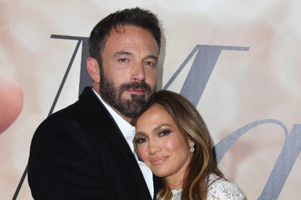 Skromný zásnubní prsten: Jennifer Lopez zveřejnila po svatební noci fotku