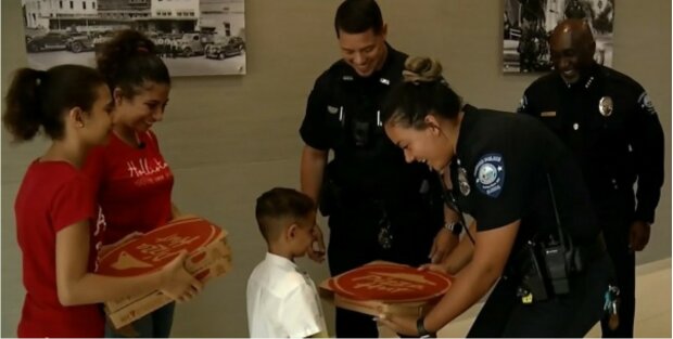 Hladové dítě zavolalo na tísňovou linku a policisté mu přinesli pizzu. "Bylo úžasné sledovat štěstí v jeho očích, úplně nás to dojalo"