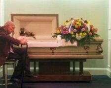 Muž se loučí se ženou, s níž žil devětapadesát let v manželství: “Vím, že mě neslyšíš, ale miluji tě”