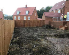 Sklo, kov a trávník: majitelé proměnili prázdný dvůr v moderní a luxusní odpočinkovou zónu