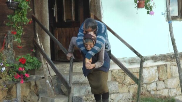 „Rodičovská láska“: 77letá matka nosí svého nehybného syna téměř 60 let