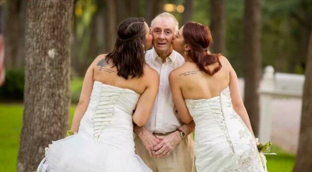 “Tatínek se toho nemusí dožít”: sestry dvojčata uspořádaly neobyčejnou “svatbu”, aby udělaly otci radost