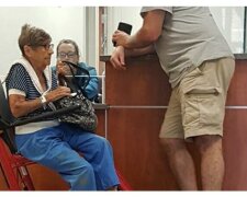 Osamělá seniorka byla opuštěna na pohotovosti: přistoupil k ní muž a řekl jí pět slov, která vše změnila