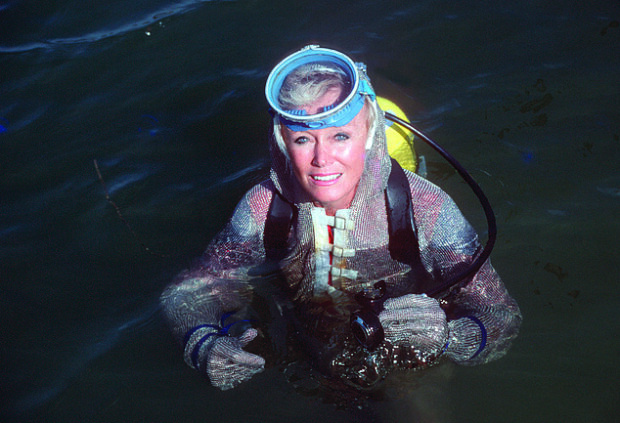 "Lovkyně žraloků": kdo byla slavná plavkyně, která inspirovala Spielberga k natáčení filmu „Čelisti“