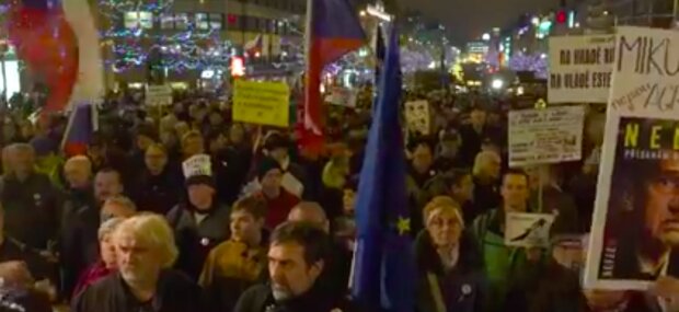 "Nechceme se vyrovnávat s kolapsem politické kultury," řekl Nikolaj Minar. Jak probíhala včerejší demonstrace proti Babiše v Praze