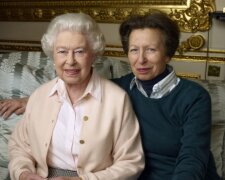 Princezna Anna a královna Alžběta. Foto: snímek obrazovky YouTube