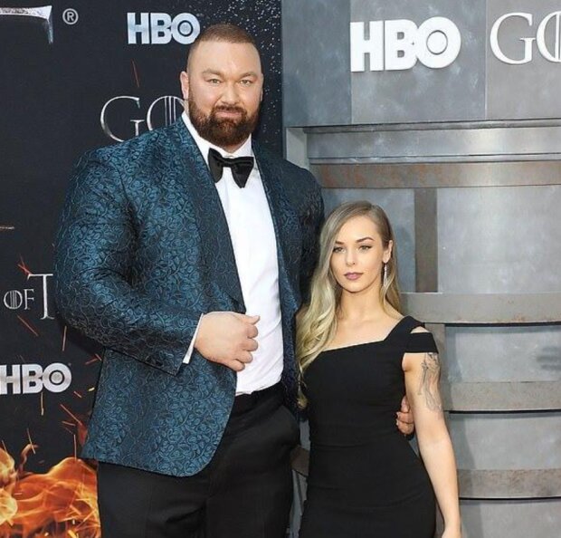 Haftor Björnsson a Kelsey Henson. Foto: snímek obrazovky laykni.com