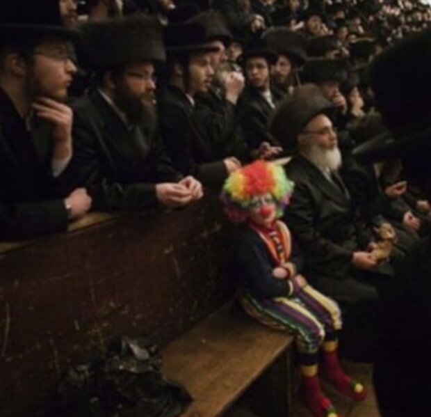 Lidé v podivném oblečení. Foto: snímek obrazovky clutch