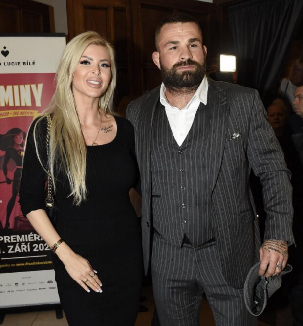 Lela s manželem Karlosem Vémolou. Foto: snímek obrazovky super.cz