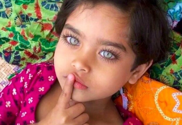 Sestry z Indie dobyly uživatele internetu svou exotickou krásou a neobvyklé vzácnou barvou očí