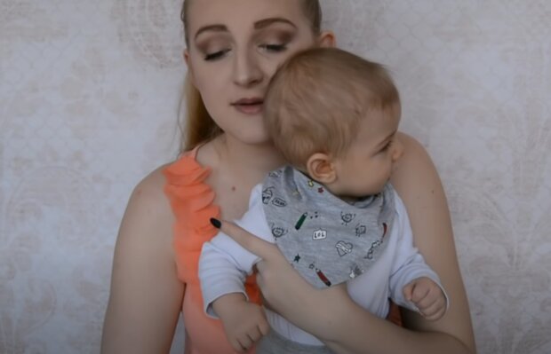 Maminka a miminko. Foto: snímek obrazovky YouTube
