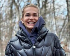 Tajemství Dary Rolins odhaleno: Příběh, který překročil hranice ticha ve světě slávy