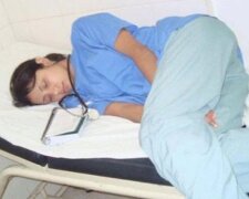 Blogger vyfotil spící lékařku a zveřejnil fotografii na internetu